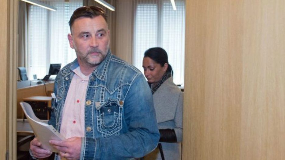 اتهم باخمان( 43 عاما) بالتحريض على الحقد العنصري في منشورات على موقع التواصل الاجتماعي (فيسبوك)، إذ وصف اللاجئين "بالماشية"، و"الحثالة"، و"القذارة".